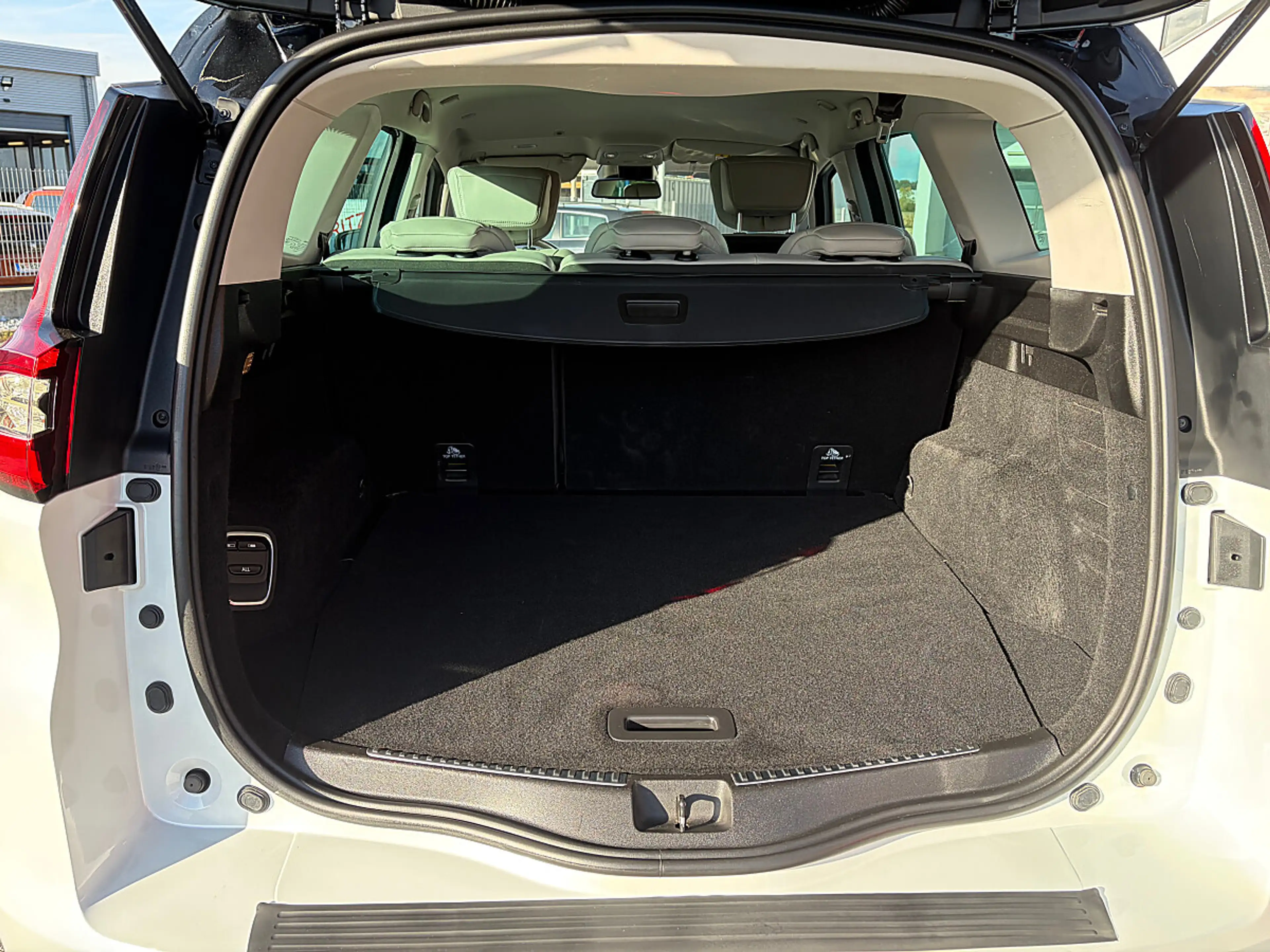Renault Scenic Scénic Energy dCi 160 EDC Initiale 118kW / 160PS — photo 15