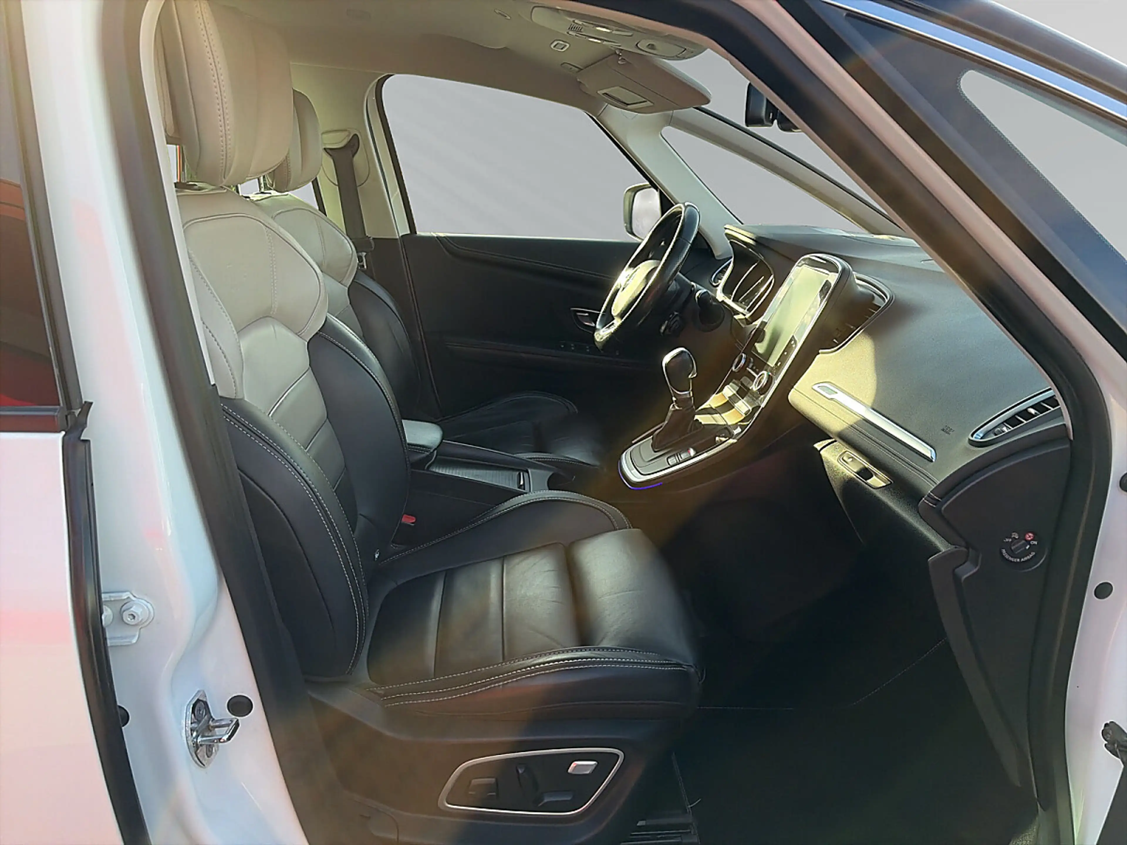 Renault Scenic Scénic Energy dCi 160 EDC Initiale 118kW / 160PS — photo 10