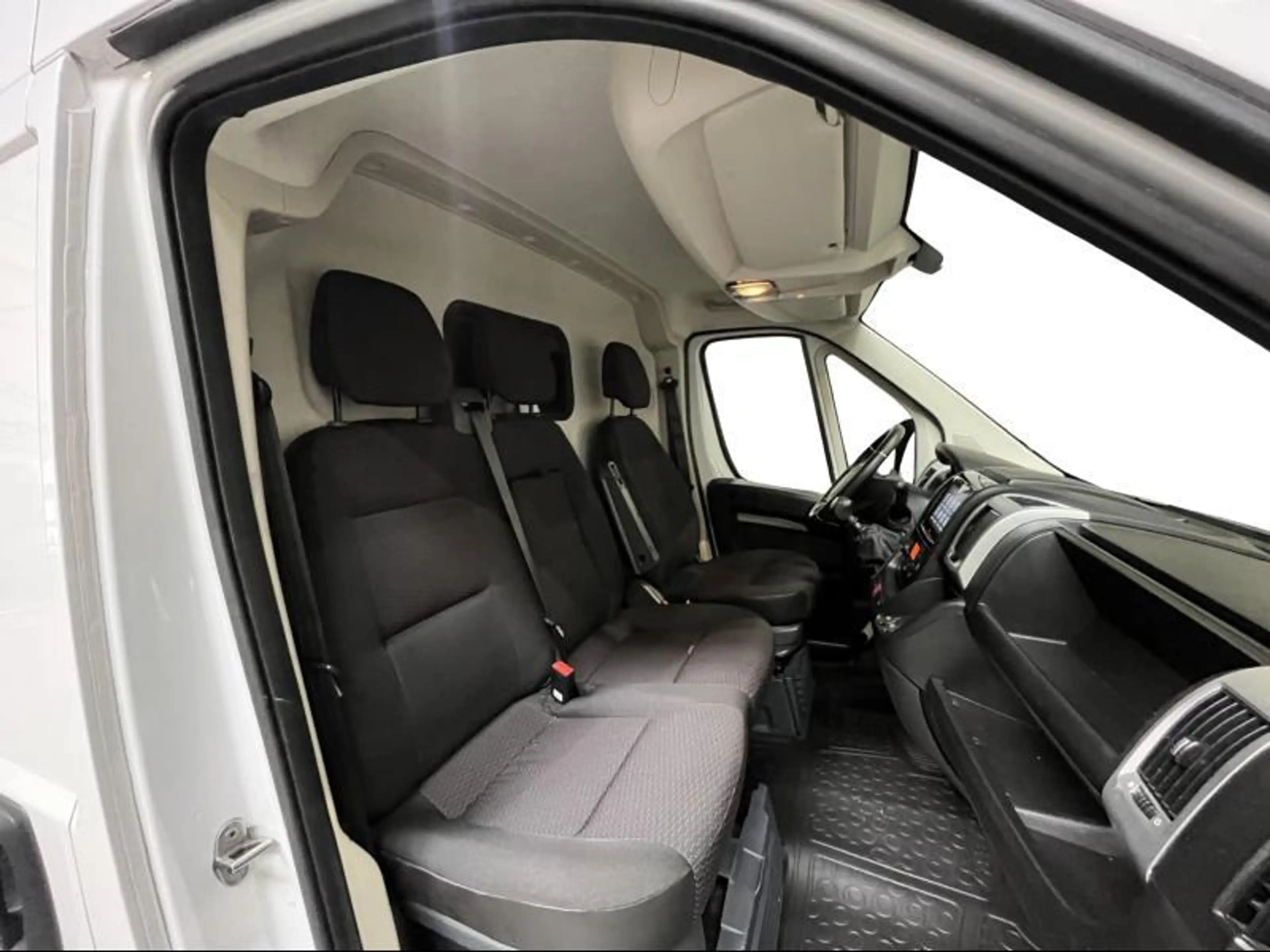 Peugeot Boxer L3H2 140 PK — photo 12