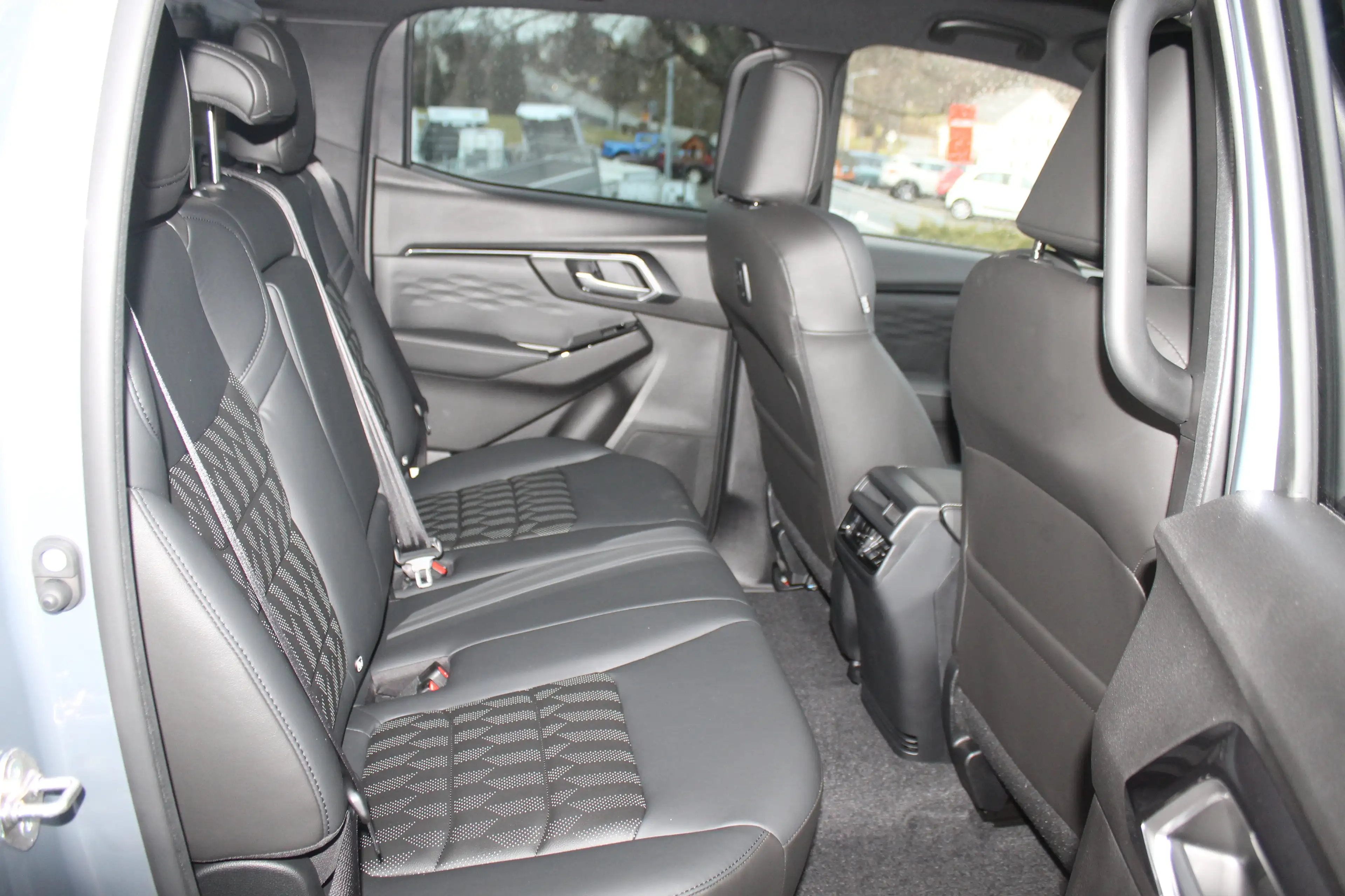 Isuzu D-Max Double Cab 4WD Autm. V-Cross — photo 9