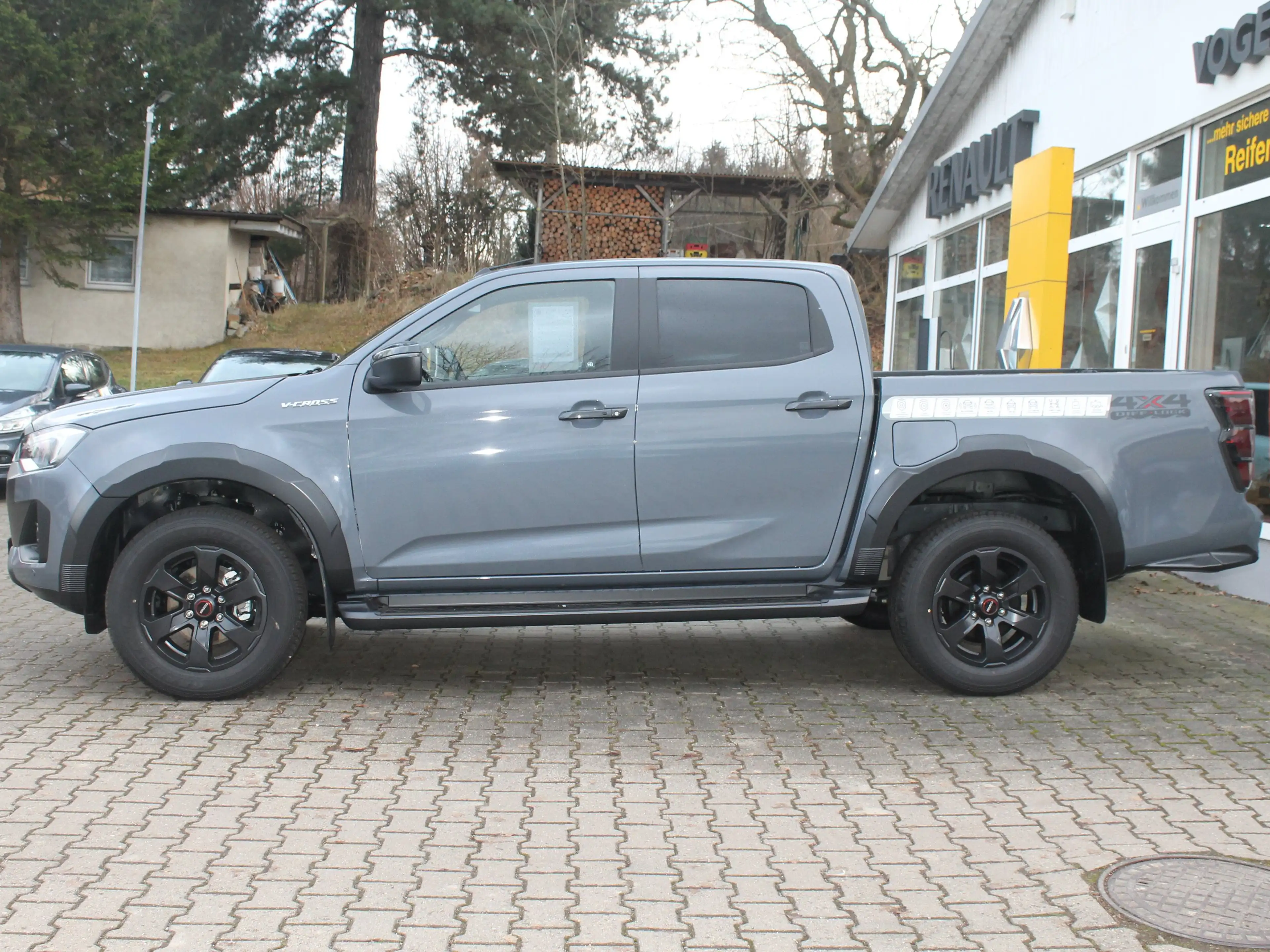 Isuzu D-Max Double Cab 4WD Autm. V-Cross — photo 2