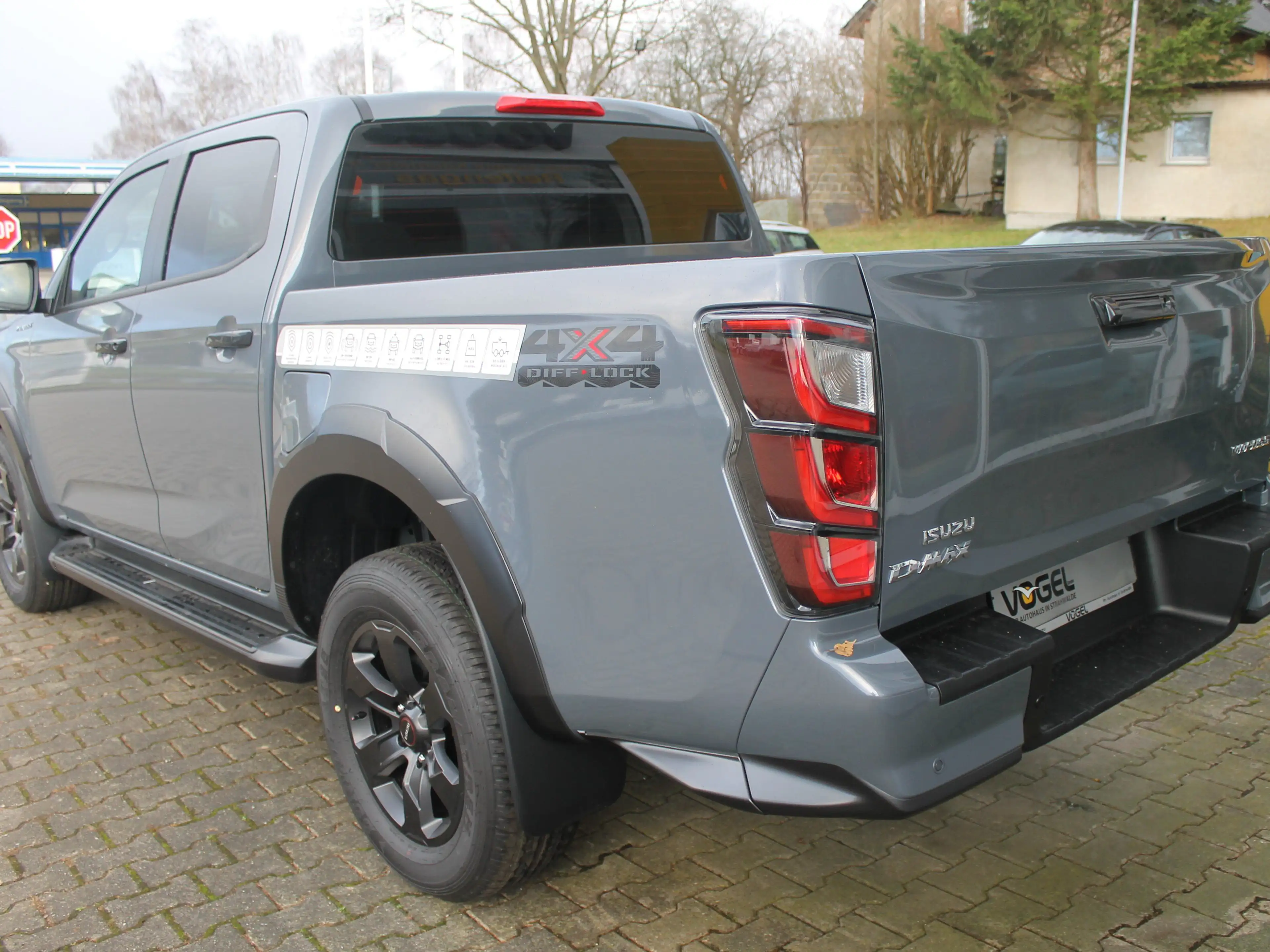 Isuzu D-Max Double Cab 4WD Autm. V-Cross — photo 3