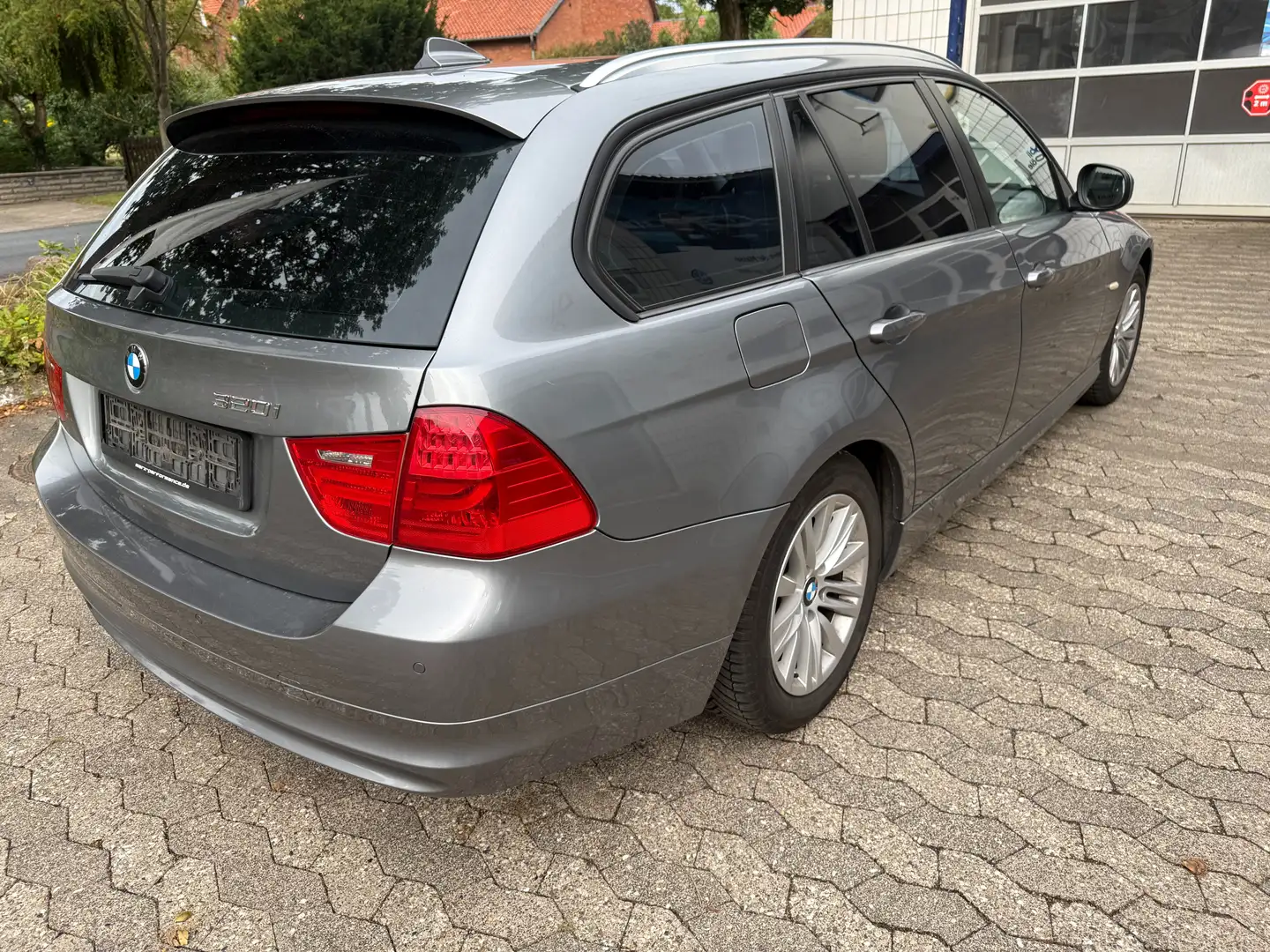 BMW 320 3er Touring 320i Touring.Leder. Panorama Silber - 2