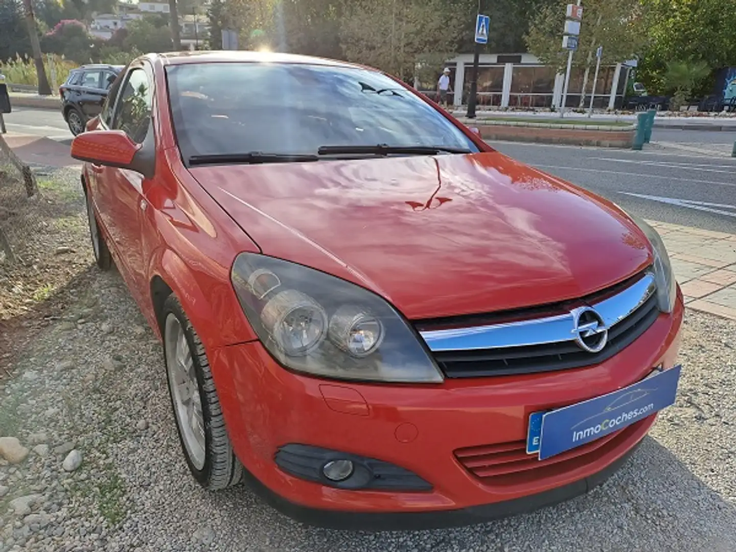 Opel Astra GTC 1.9CDTi Cosmo Rojo - 2