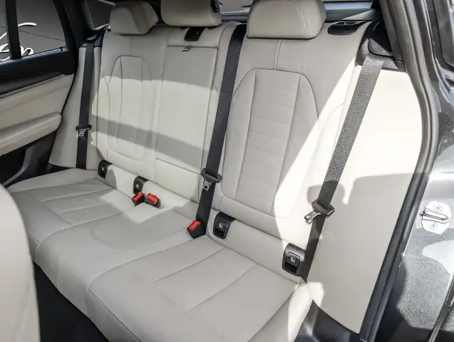 BMW X4 view 9