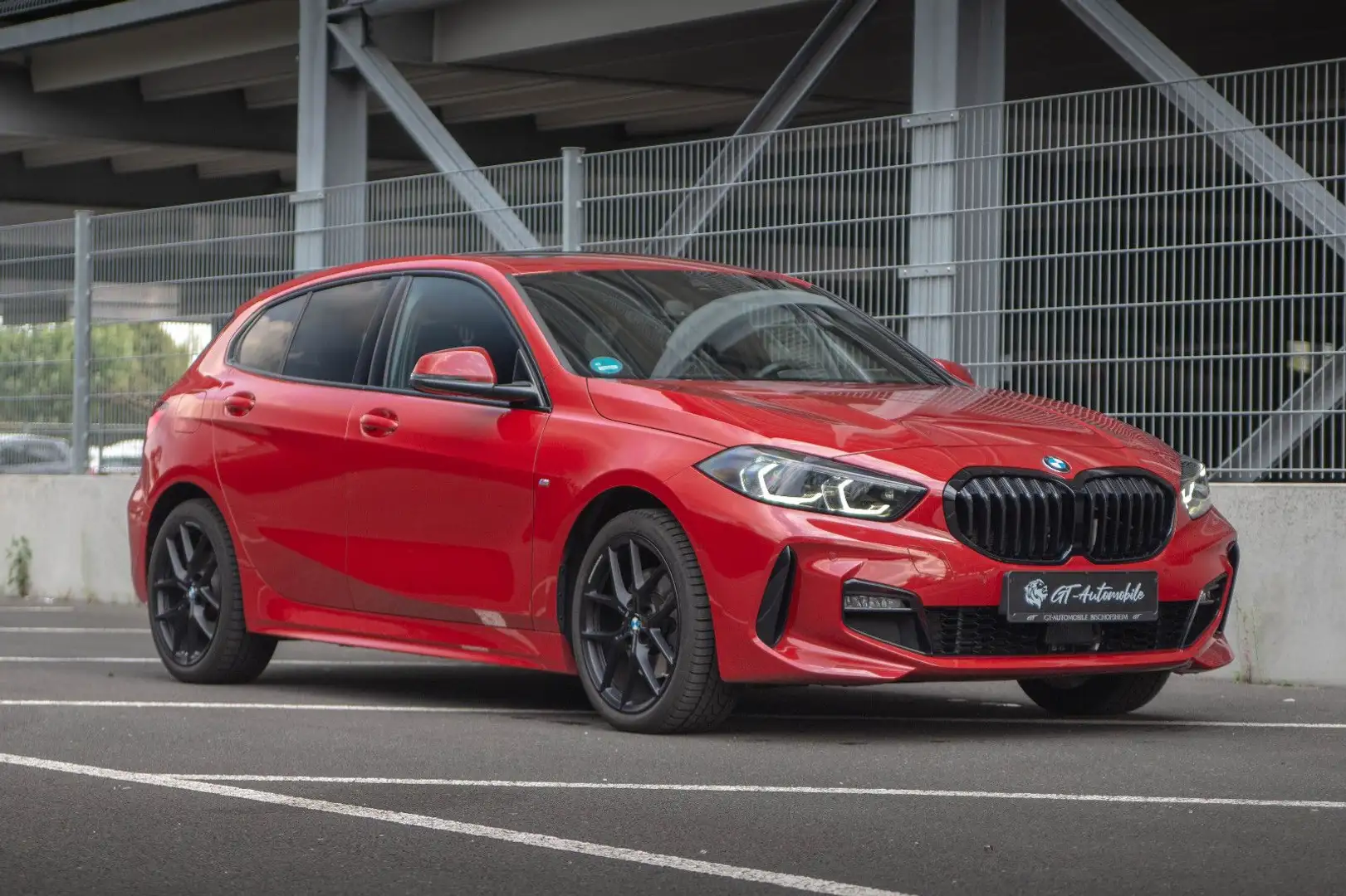 BMW 118 i Lim.*M Sport+M-Sitze*HUD*eSitze*PANO*KAM! Rot - 1