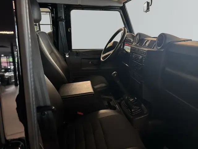 Land Rover Defender 130 view 8