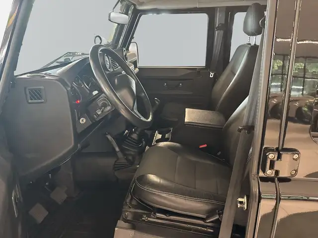 Land Rover Defender 130 view 7