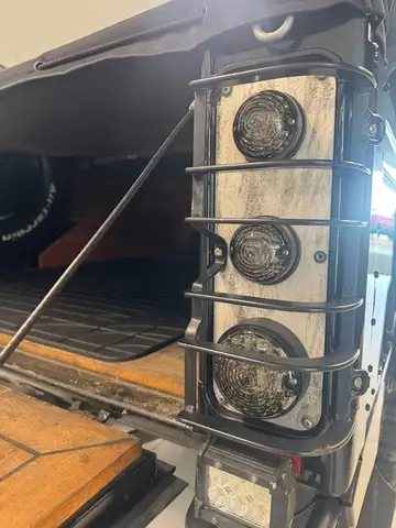 Land Rover Defender 130 view 15