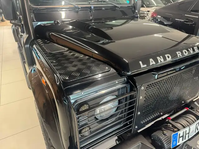 Land Rover Defender 130 view 13