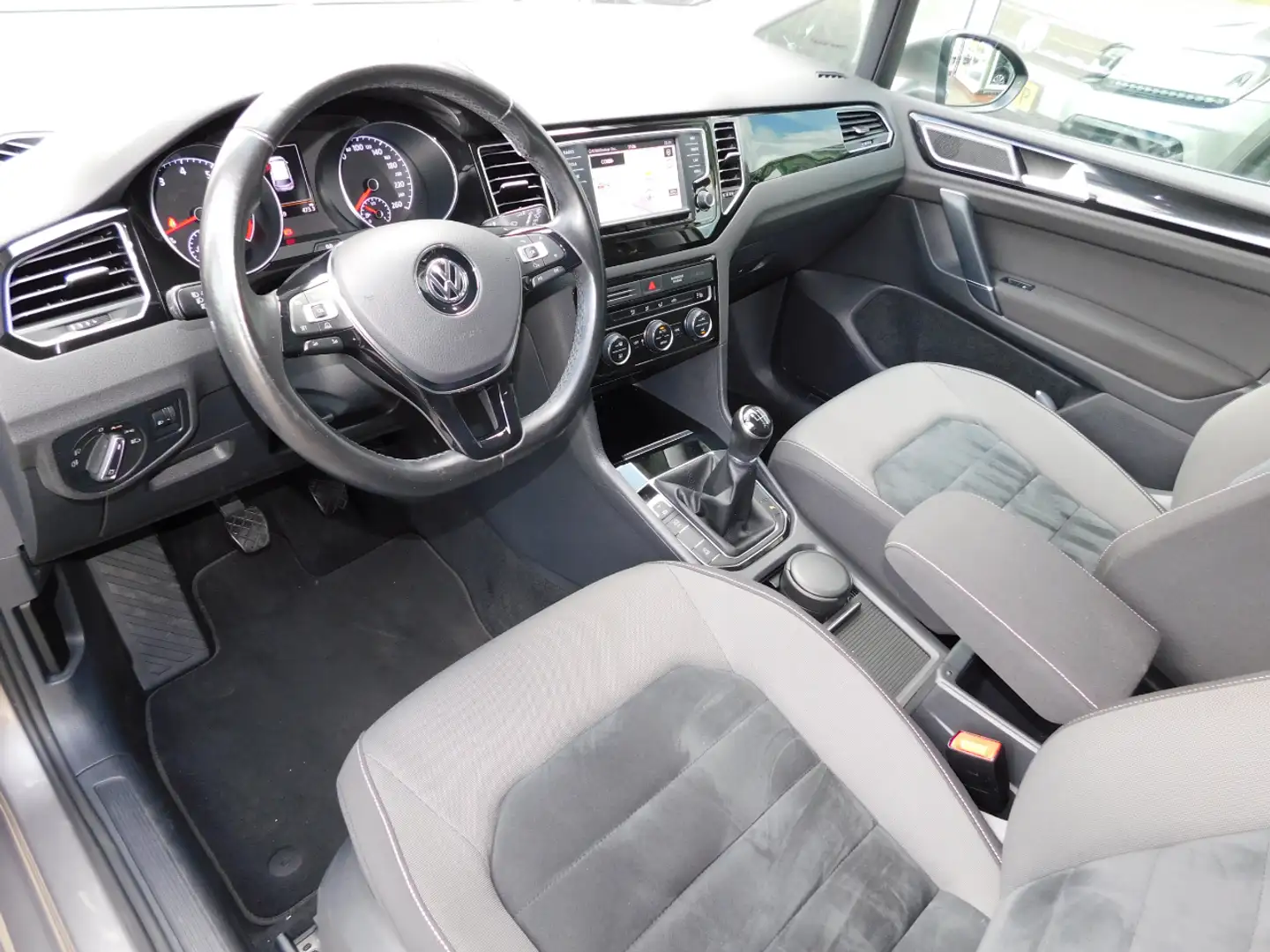 Volkswagen Golf Sportsvan 1.2TSI 110PK HIGHLINE! All-in Prijs! Trekhaak Grijs - 2