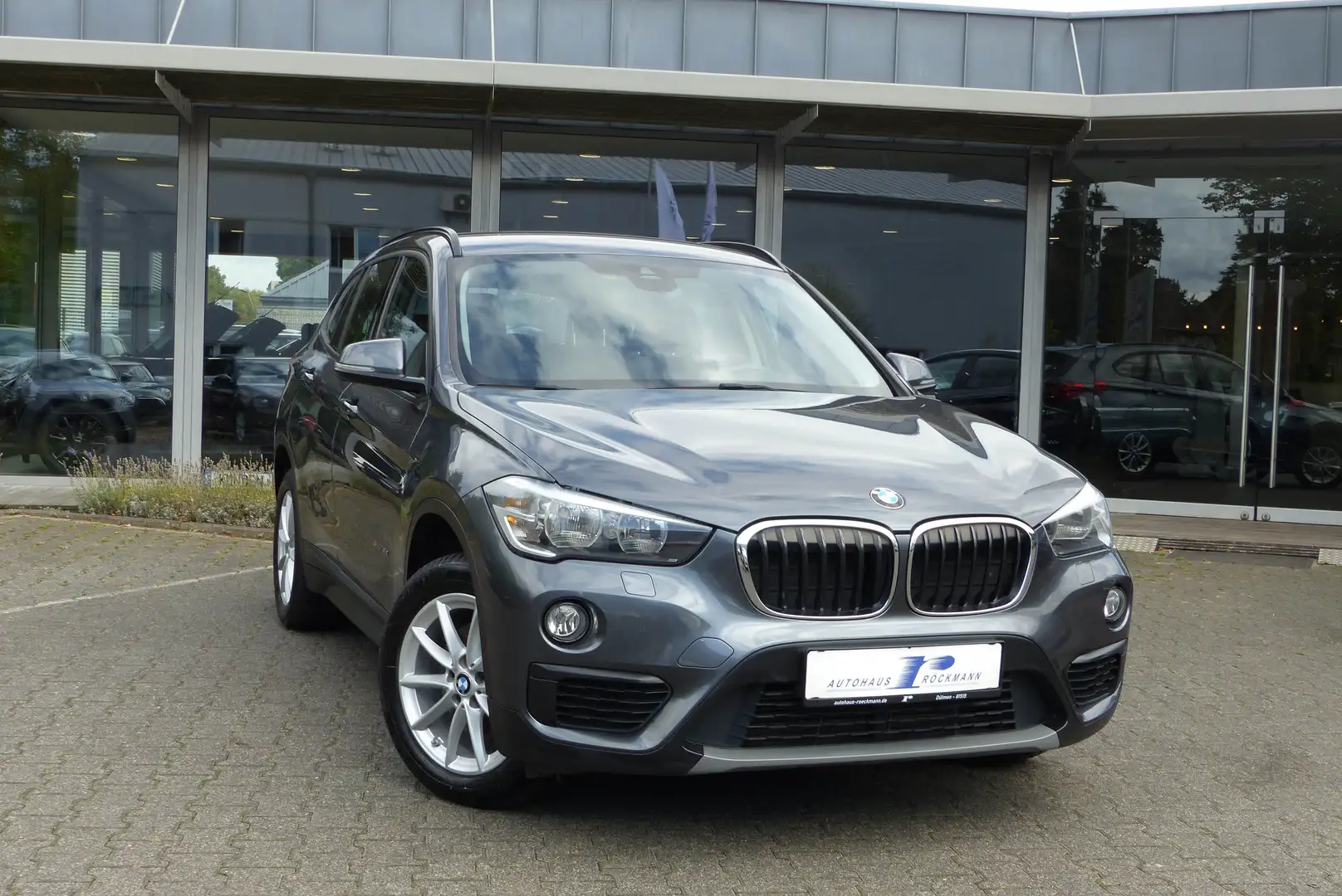 BMW X1 sDrive18 d App SHZ PDC Gris - 1
