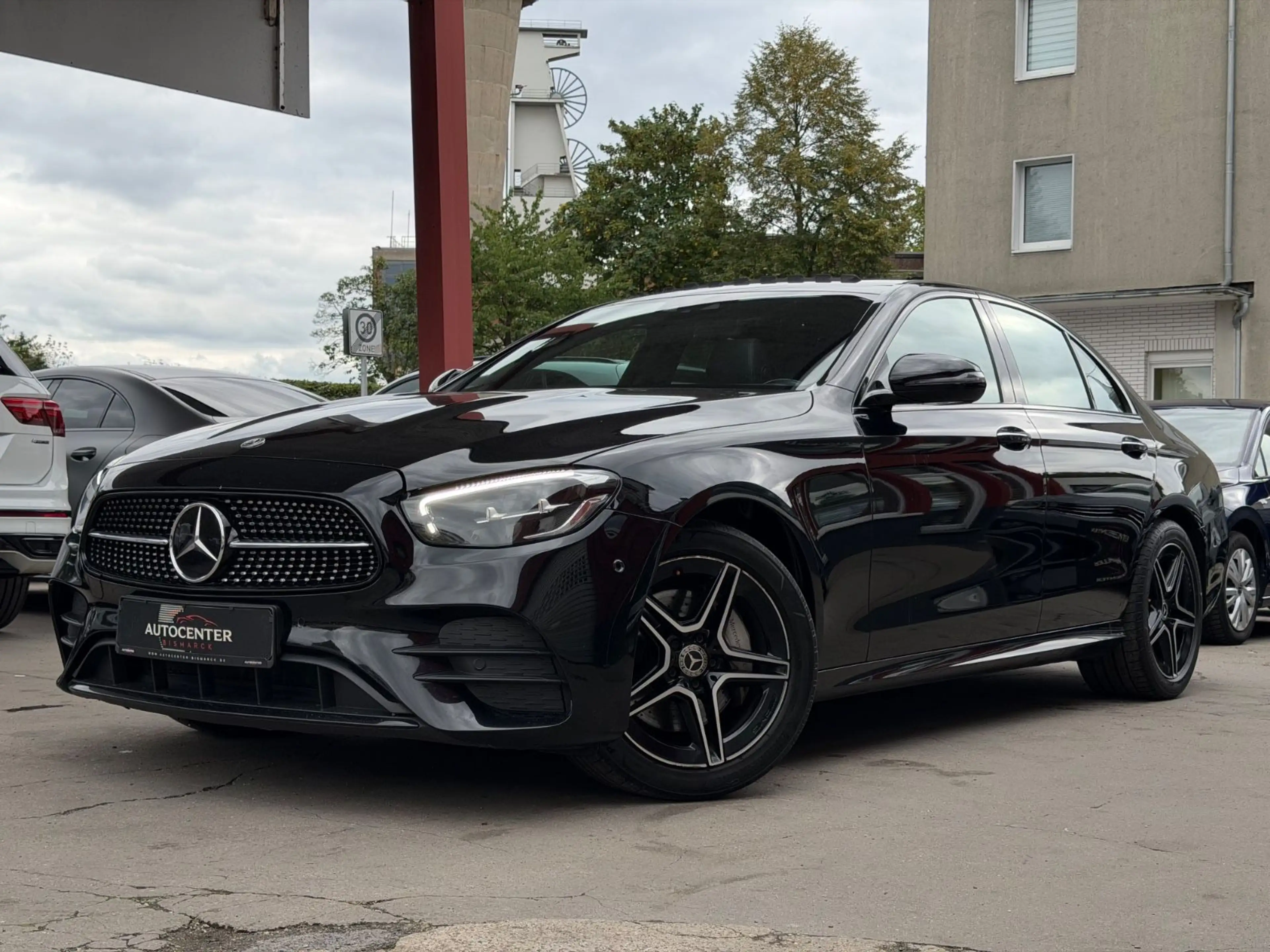 Mercedes-Benz E 300 d 4Matic AMG-LINE/NIGHT/PANO/LEDER/KAM/SZB