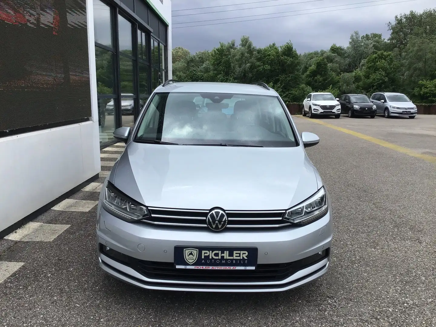 Volkswagen Touran Comfortline TDI SCR DSG 5-Sitzer Plateado - 2