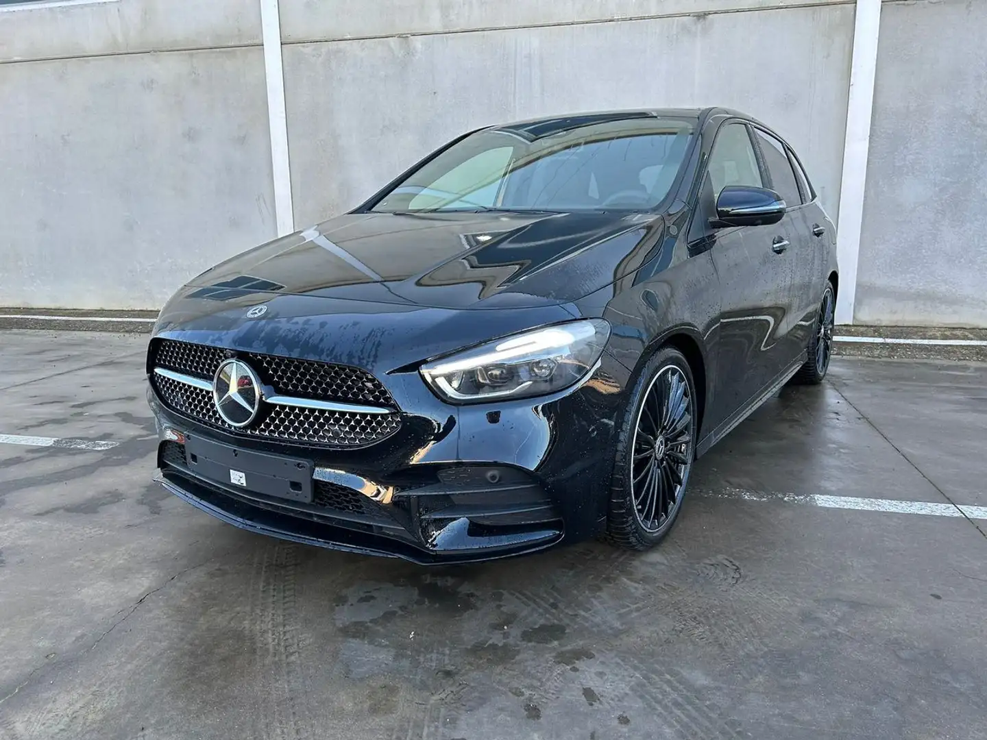 Mercedes-Benz B 180 AMG line Schwarz - 1