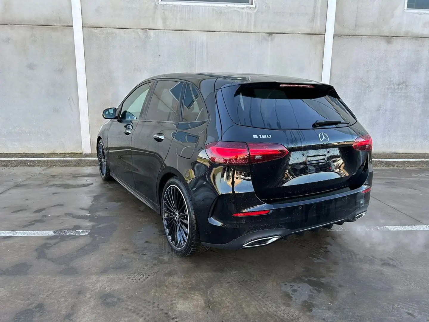 Mercedes-Benz B 180 AMG line Schwarz - 2