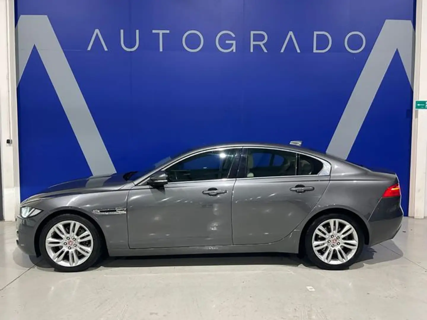 Jaguar XE 2.0 Diesel Prestige Aut. 180 Gris - 2