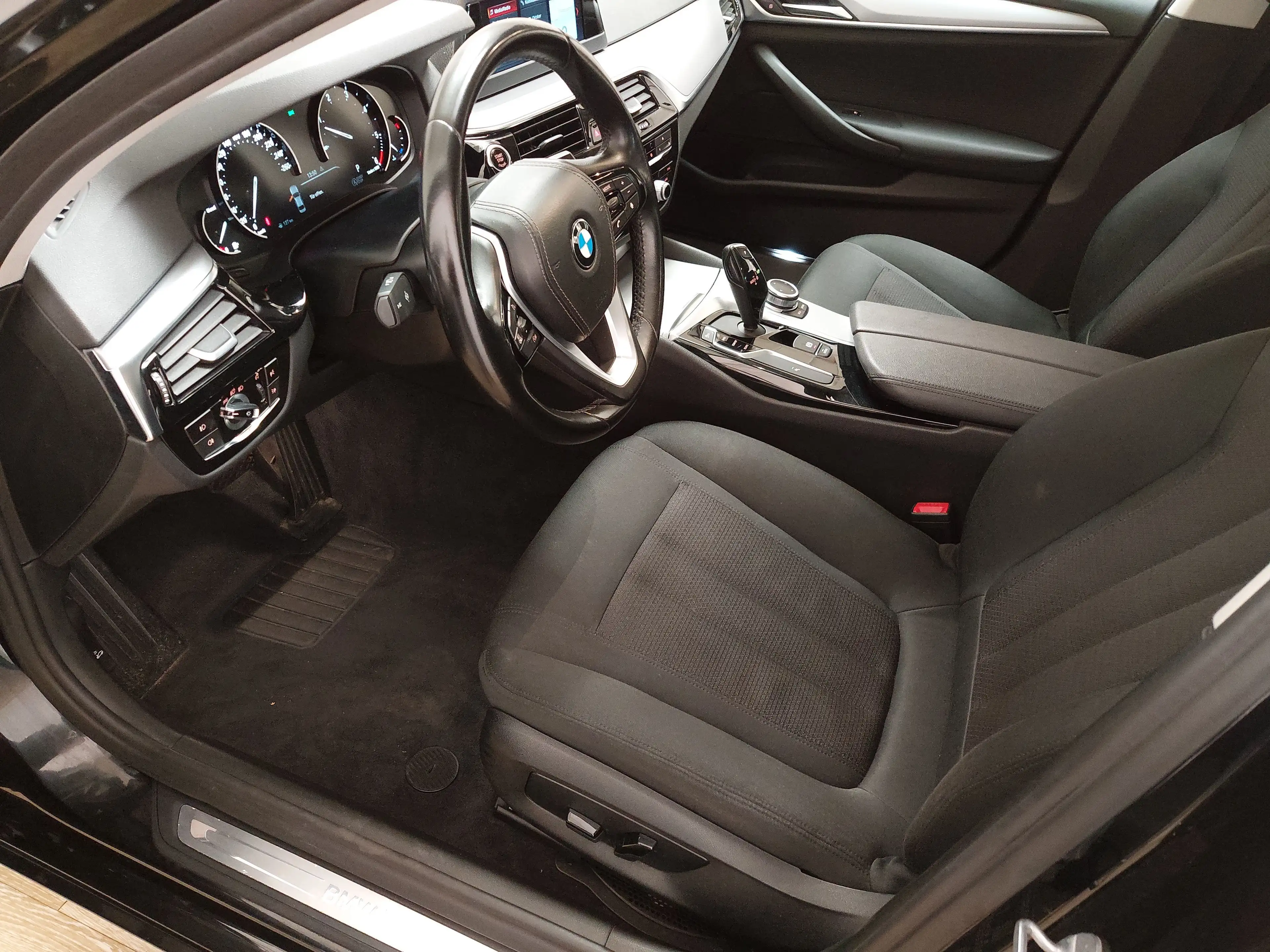 BMW 520 dA Navi LED AHK PDC SHZ — photo 6