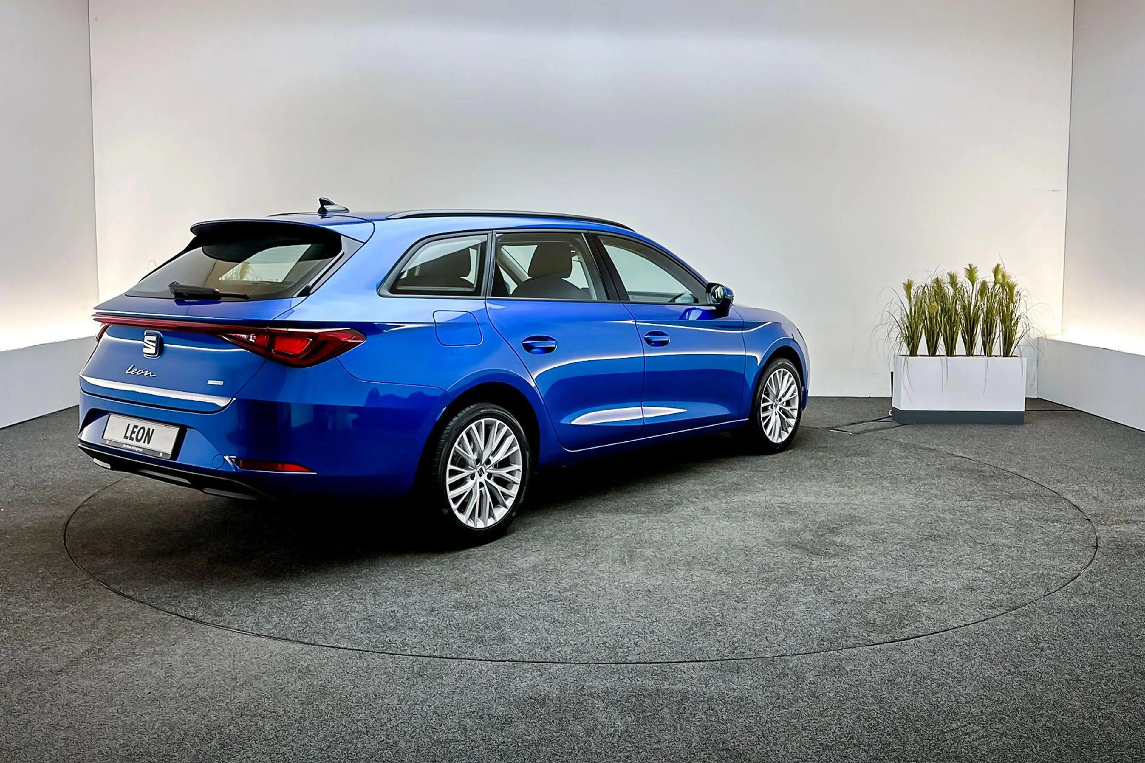 SEAT Leon e-Hybrid Sportstourer Style 1.5 TSI DSG — photo 2