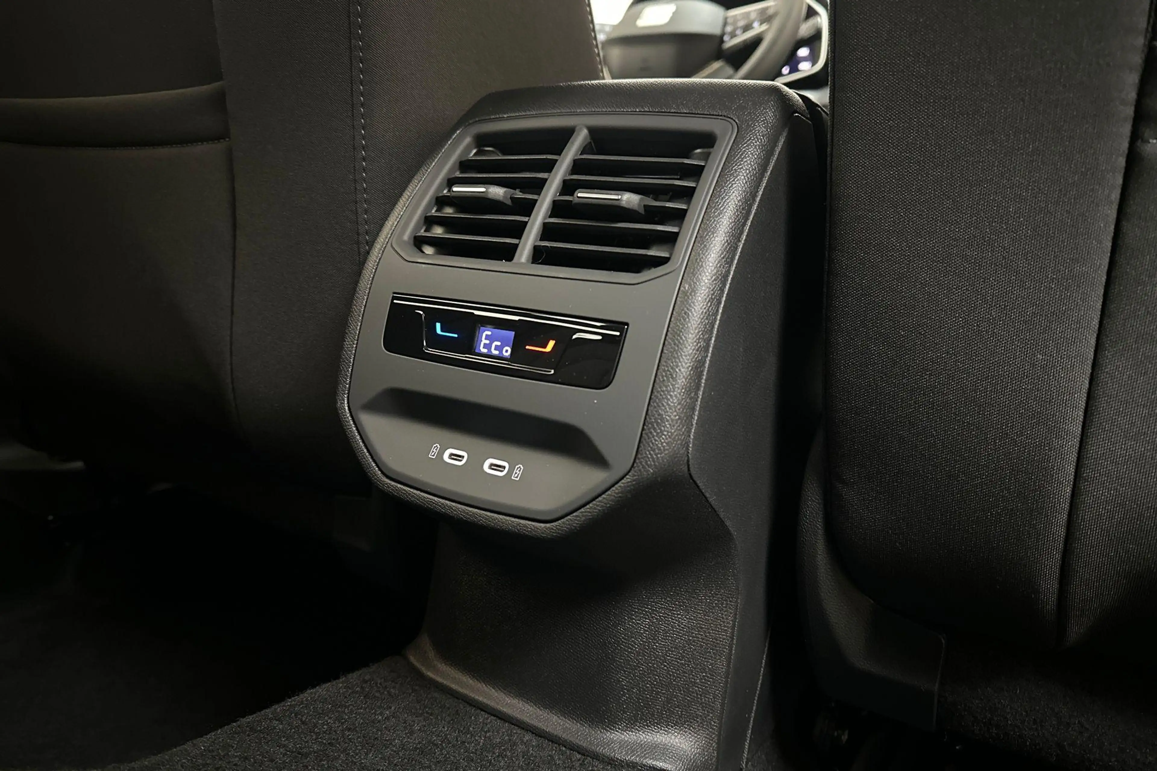 SEAT Leon e-Hybrid Sportstourer Style 1.5 TSI DSG — photo 12