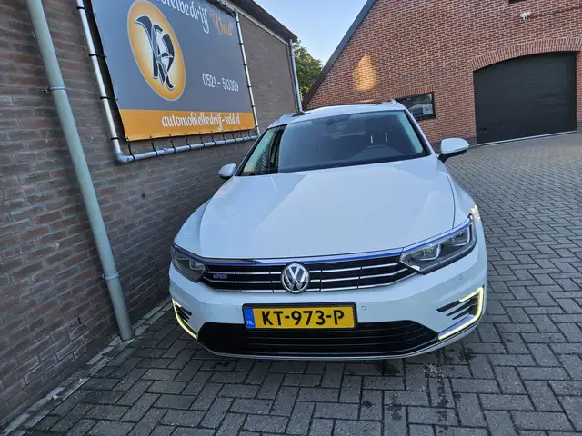Volkswagen Passat view 2