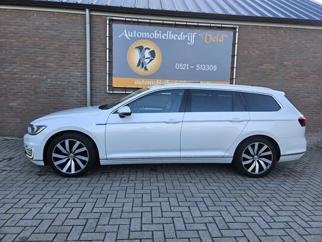 Volkswagen Passat view 3