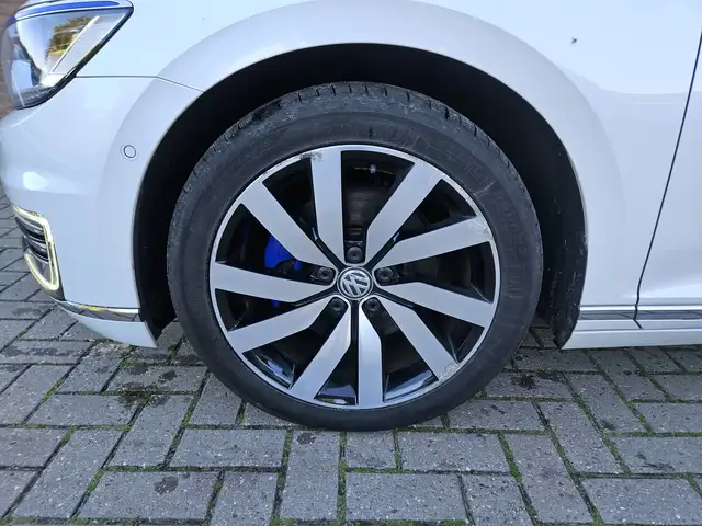 Volkswagen Passat view 4