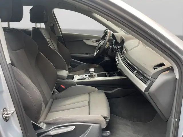 Audi A4 view 4