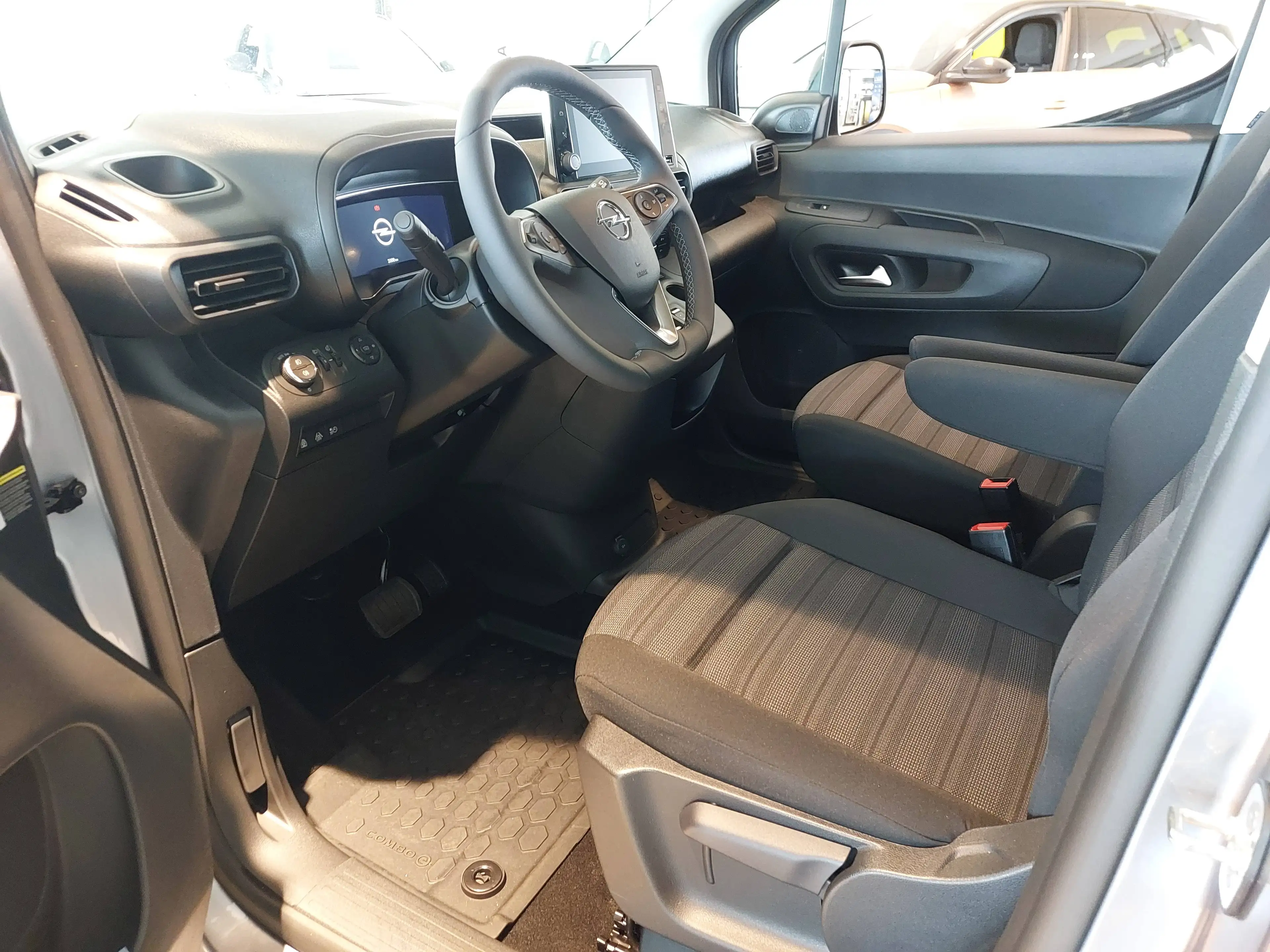 Opel Combo Life - e Ultimate — photo 10