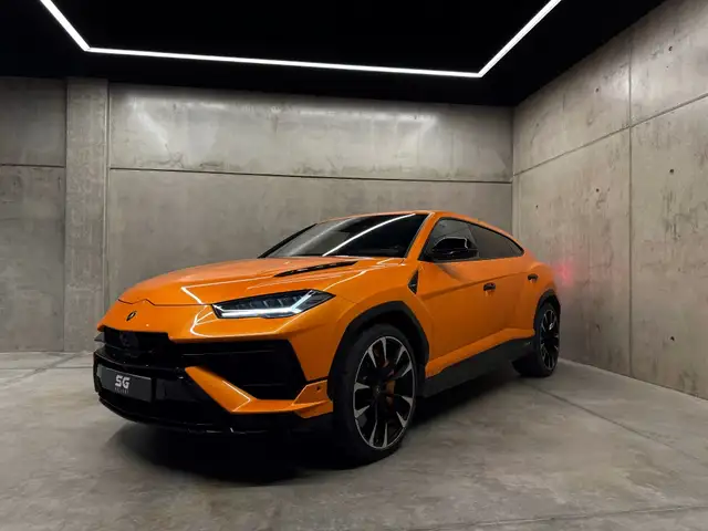 Lamborghini Urus view 3