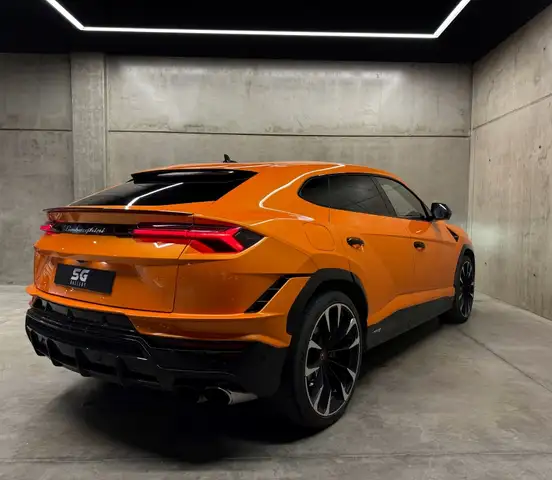 Lamborghini Urus view 9