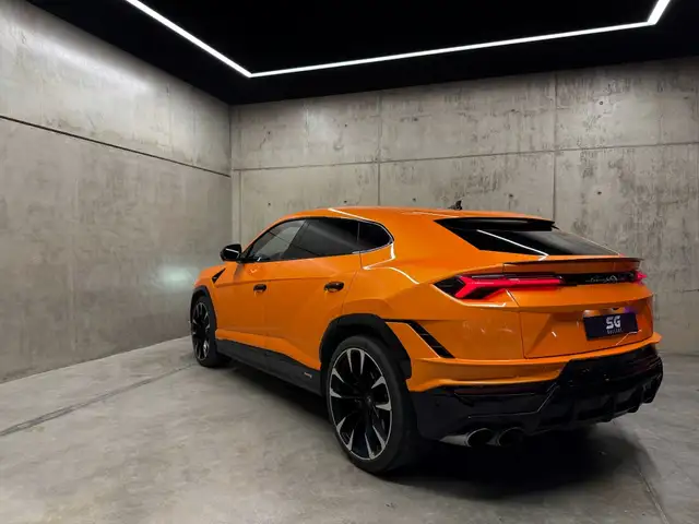 Lamborghini Urus view 6