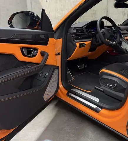 Lamborghini Urus view 12