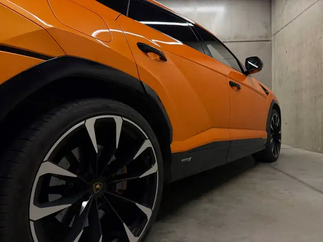 Lamborghini Urus view 10