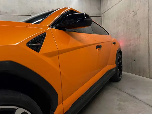 Lamborghini Urus view 4