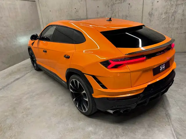 Lamborghini Urus view 7