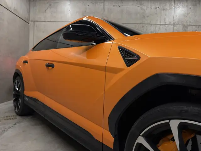 Lamborghini Urus view 5