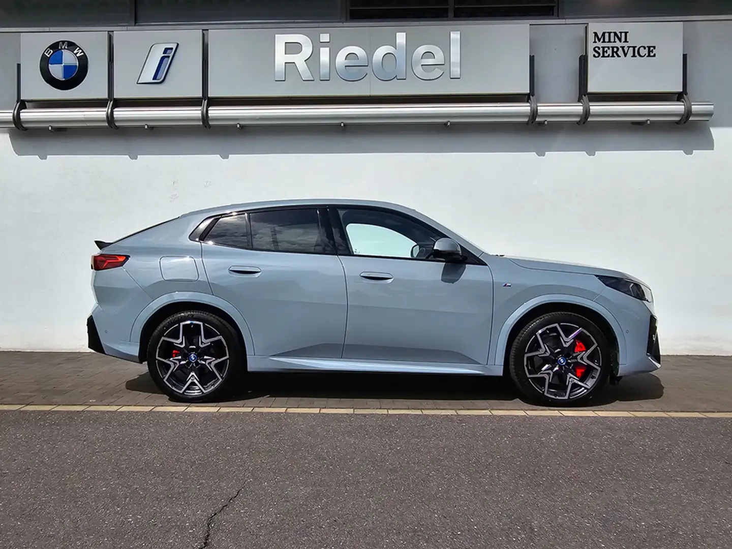 BMW iX2 ix2 xDrive30 M Sportpaket Pro*Pano*Head-Up*AHK* Gris - 2