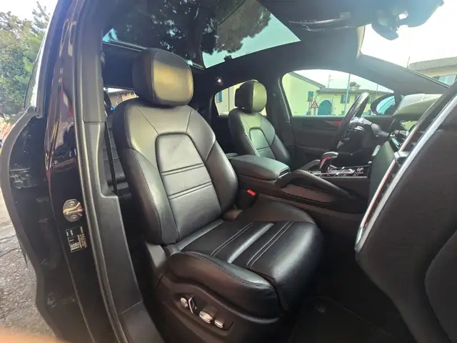 Porsche Cayenne view 13