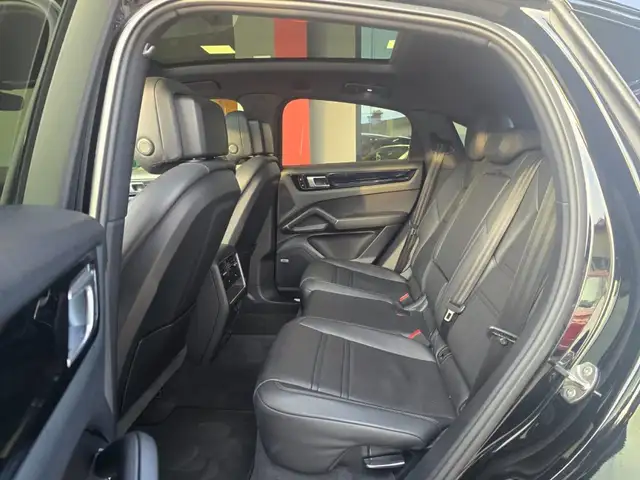 Porsche Cayenne view 9