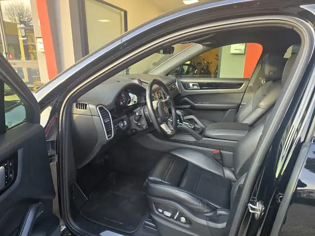 Porsche Cayenne view 3