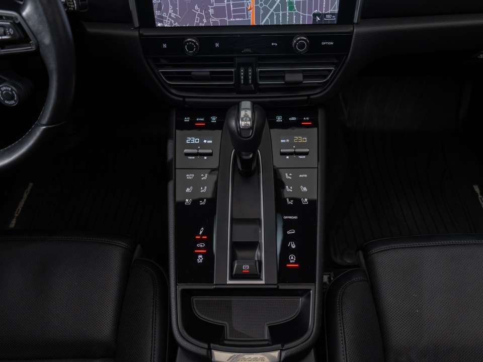 2024 Porsche Macan T thumb 17