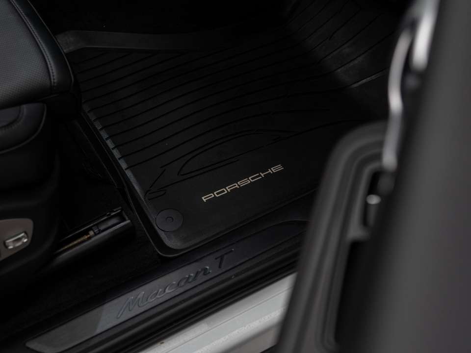 2024 Porsche Macan T thumb 35