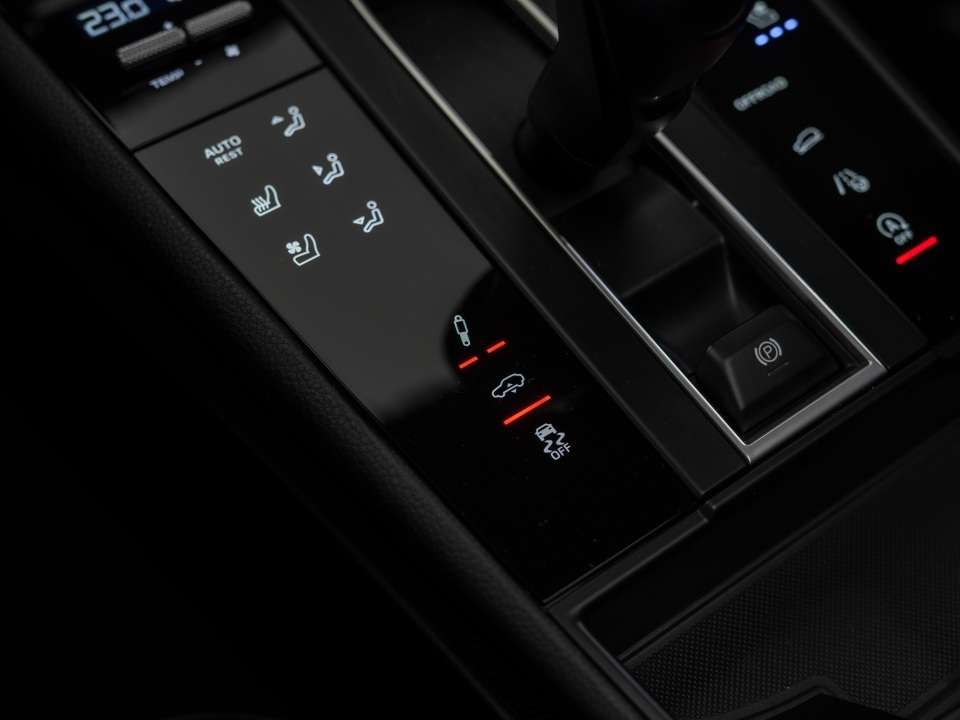 2024 Porsche Macan T thumb 31