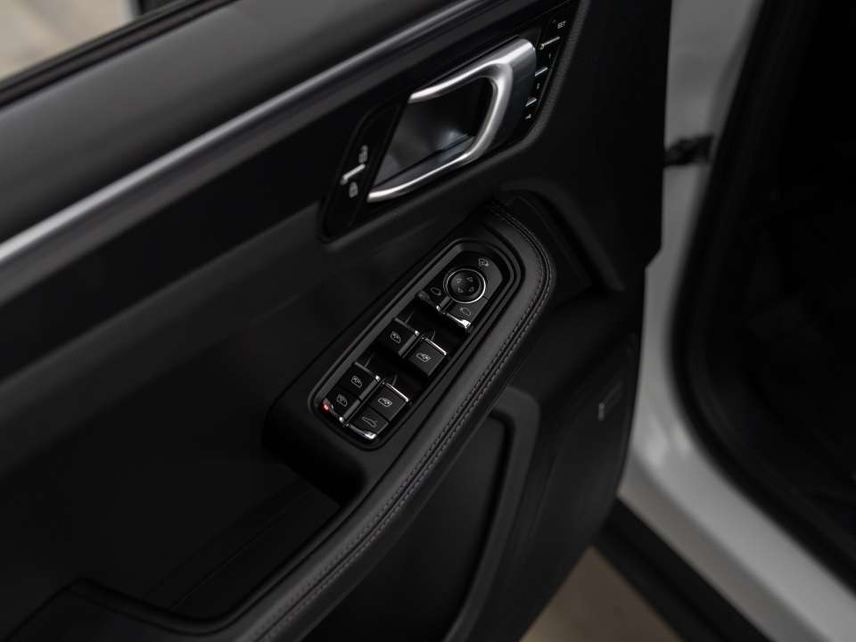 2024 Porsche Macan T thumb 40