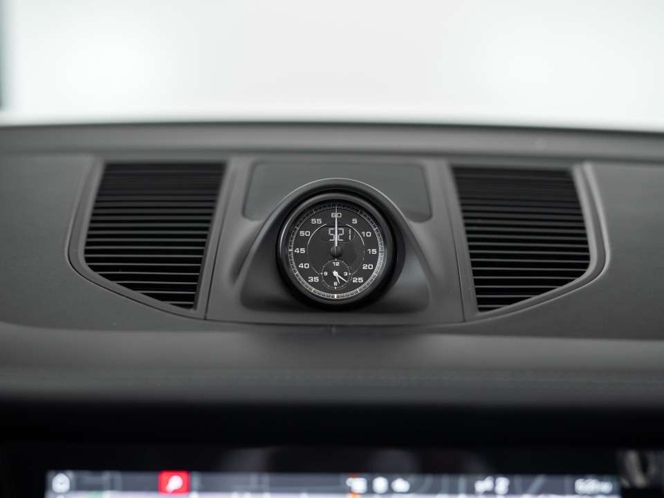 2024 Porsche Macan T thumb 16