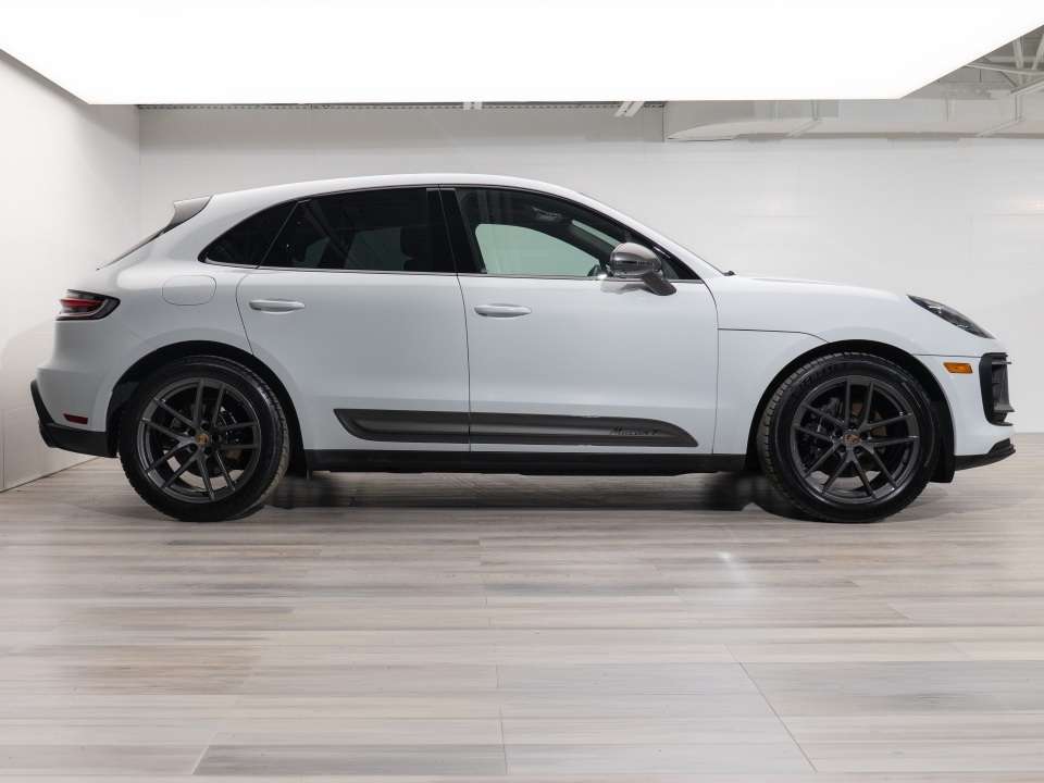 2024 Porsche Macan T thumb 13