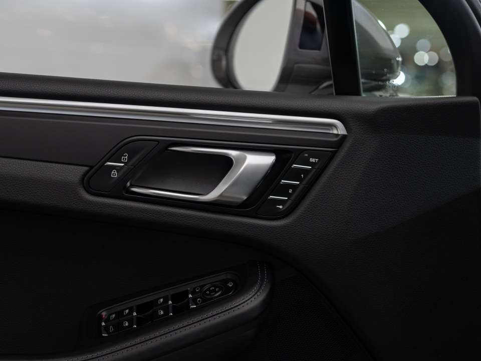 2024 Porsche Macan T thumb 28