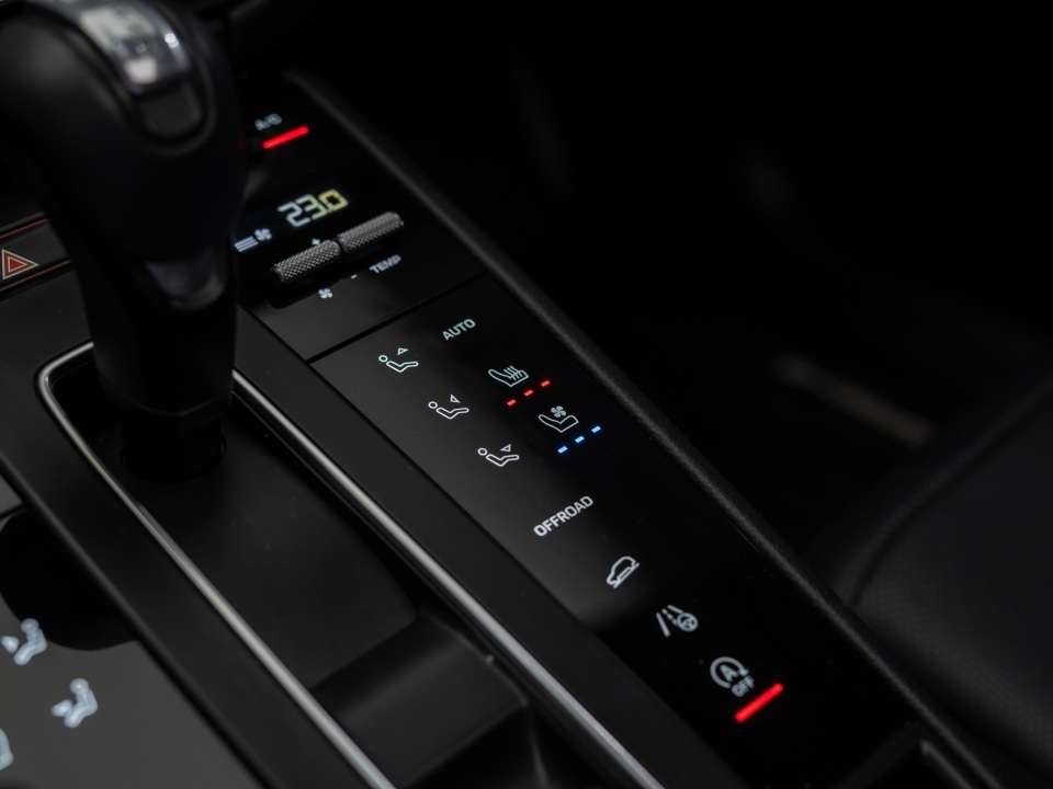 2024 Porsche Macan T thumb 30