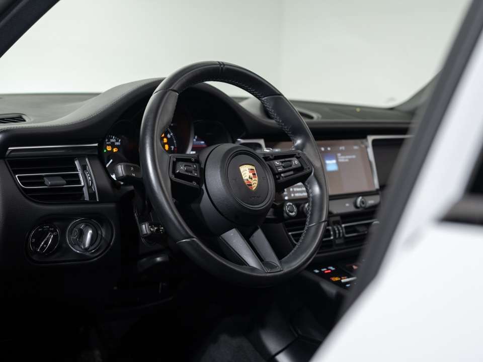 2024 Porsche Macan T thumb 23